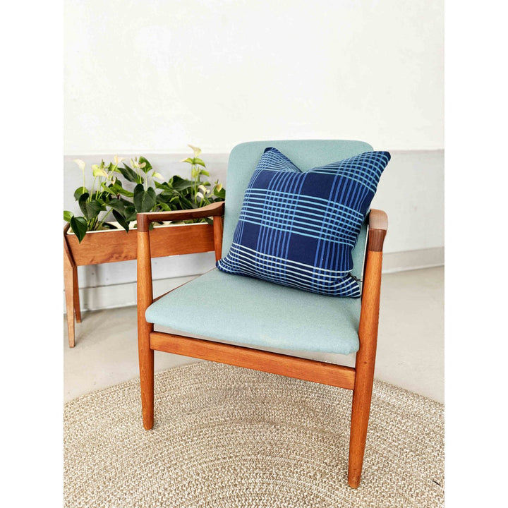 Ruth Pillow Blue, blød jacquardstrikket bomuld