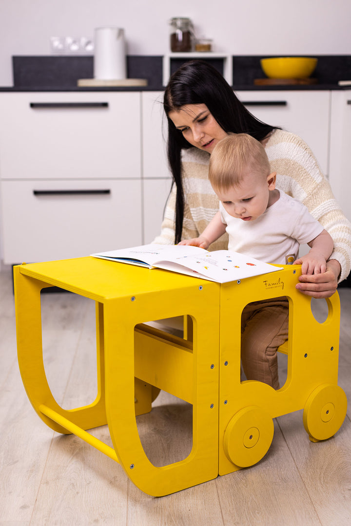 Køkkentrappe / montessori-læringstårn: bord, stol og trappe i ét til barn, gul