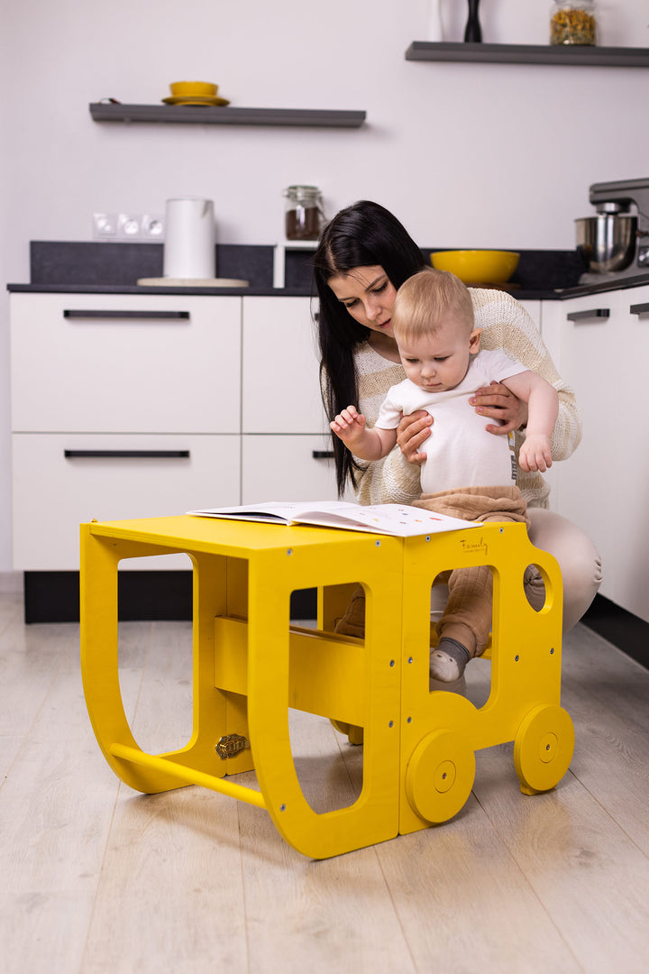 Køkkentrappe / montessori-læringstårn: bord, stol og trappe i ét til barn, gul