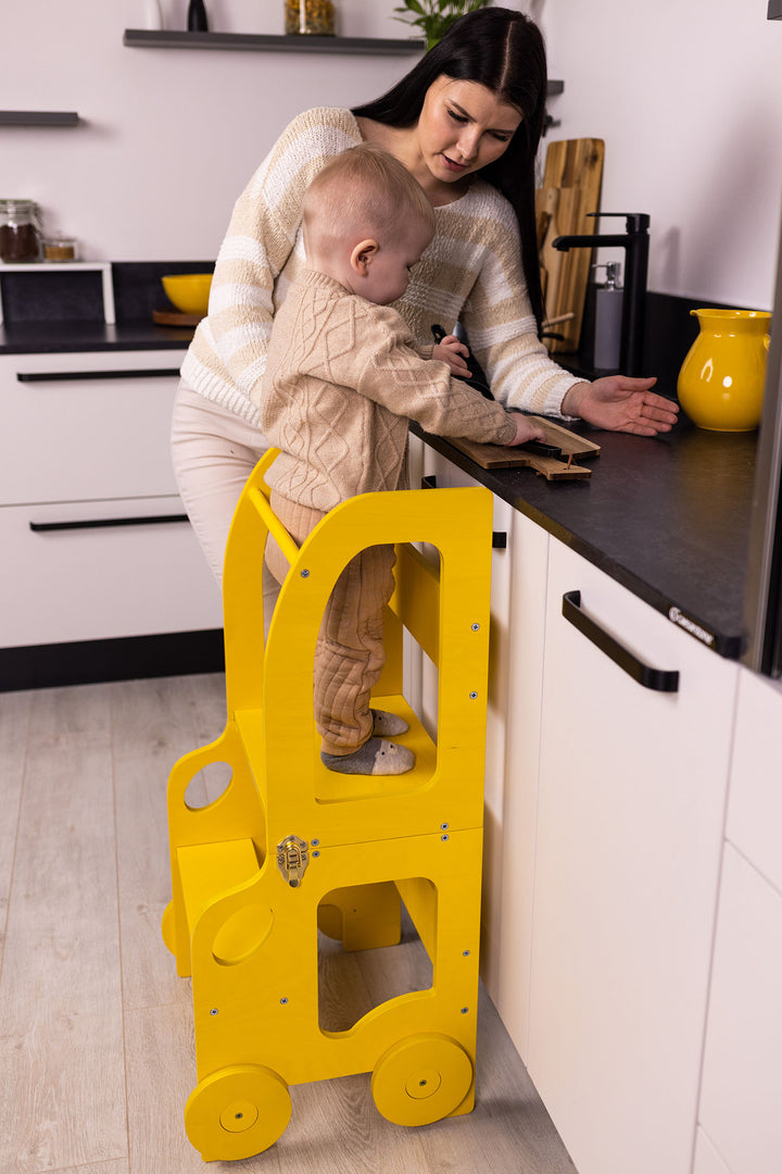 Køkkentrappe / montessori-læringstårn: bord, stol og trappe i ét til barn, gul