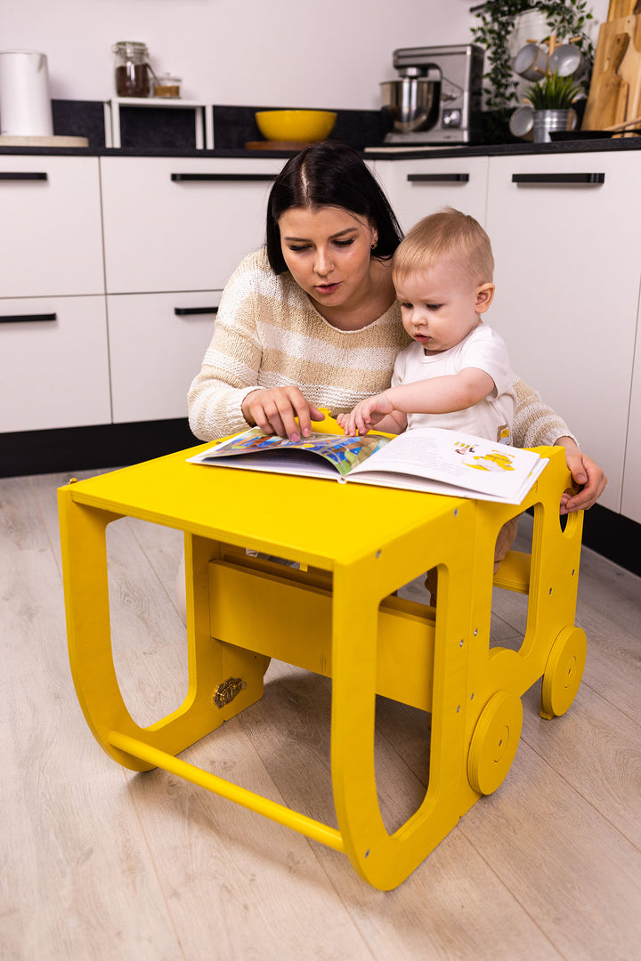 Køkkentrappe / montessori-læringstårn: bord, stol og trappe i ét til barn, gul
