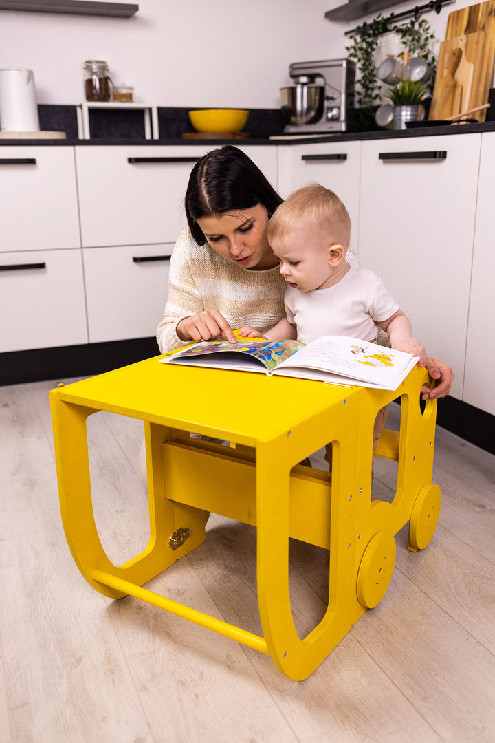 Køkkentrappe / montessori-læringstårn: bord, stol og trappe i ét til barn, gul