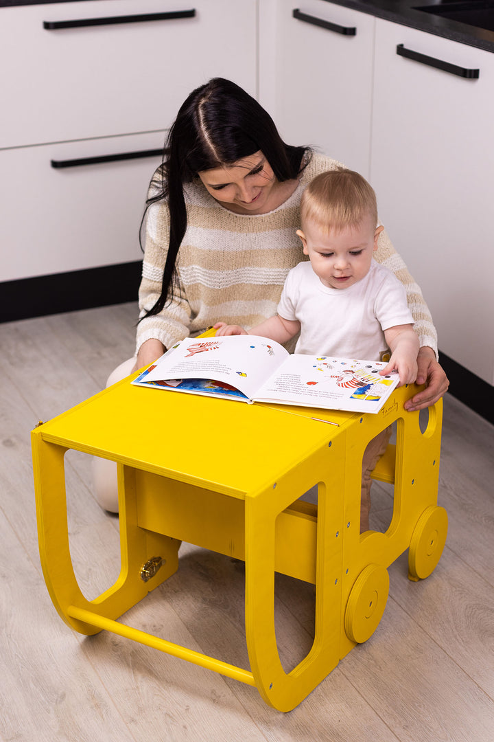 Køkkentrappe / montessori-læringstårn: bord, stol og trappe i ét til barn, gul