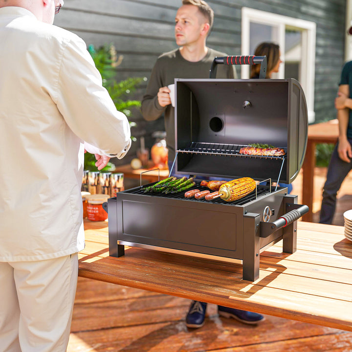 Kulgrill med låg, varmehylde, askeskuffe, termometer, rustfrit stål, 67 x 53 x 55 cm, sort/rød