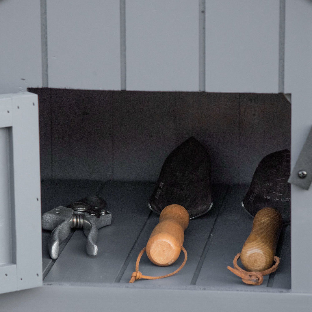 Haveskab, åbent brændekammer, aflåselig dør, vejrbestandigt, naturtræ, 129 x 51,5 x 180 cm, grå+sort