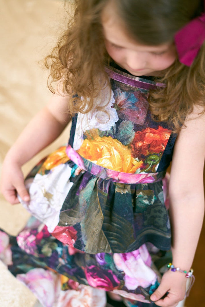 Forklæde til børn, 100% bomuld, mørkt blomsterprint, Francine Black kollektion