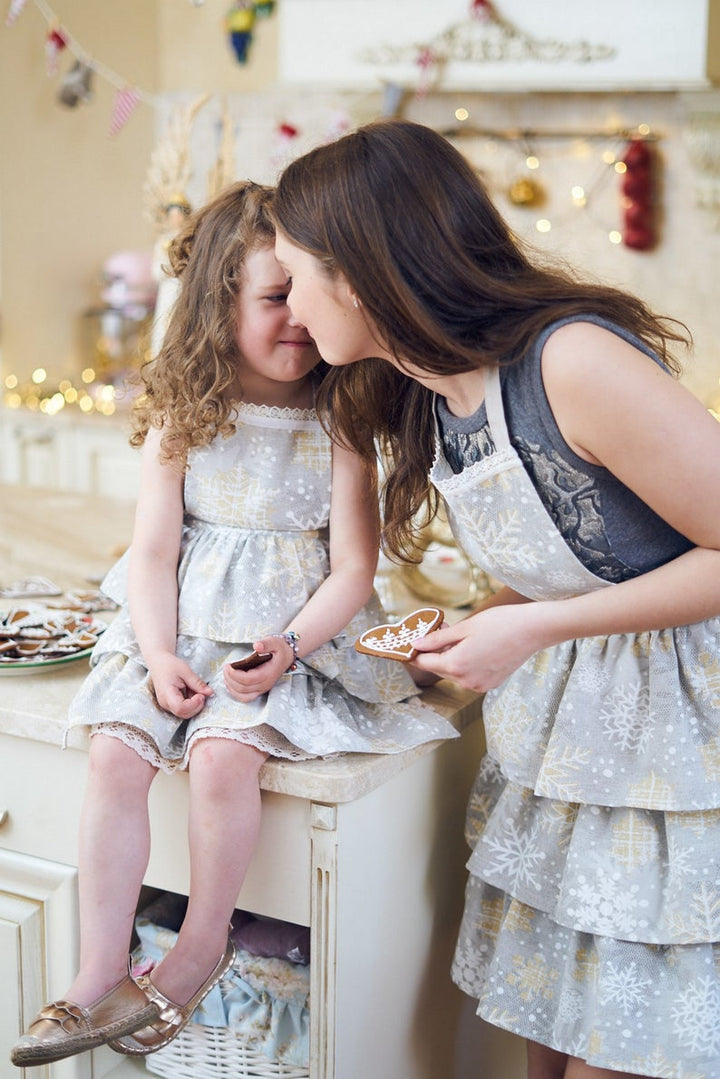 Vintermotiv dameforklæde med snefnug-print, bomuld-poly blanding | TeaLurex Oro