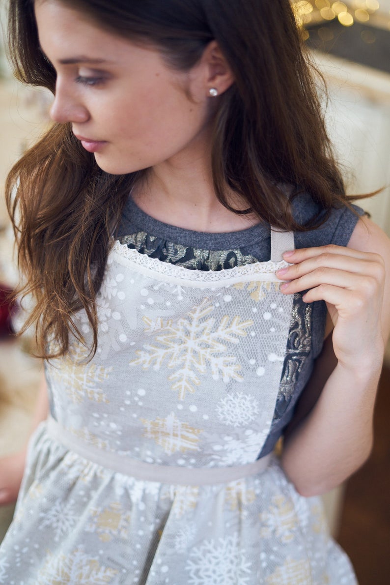 Vintermotiv dameforklæde med snefnug-print, bomuld-poly blanding | TeaLurex Oro