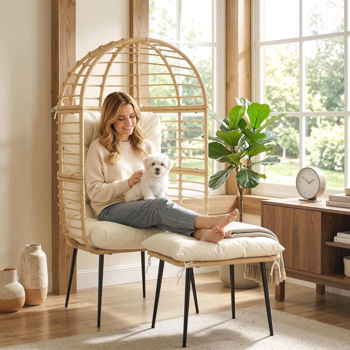 Havestol med fodskammel, ægformet fletstol i PE-rattan med lange og tykke hynder, metalstel, beige
