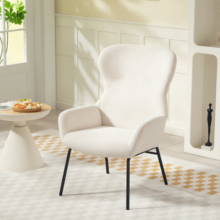 Moderne polstret stol i wingback-stil, høj ryglæn, tyk polstring, stålben, cremehvid