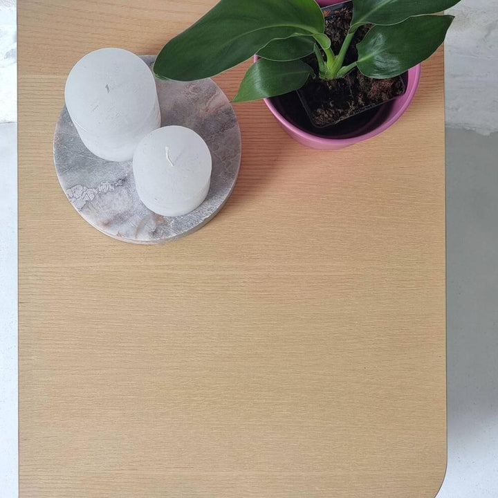 Detalje af rundt asketræsgreb på DABI-sengebord