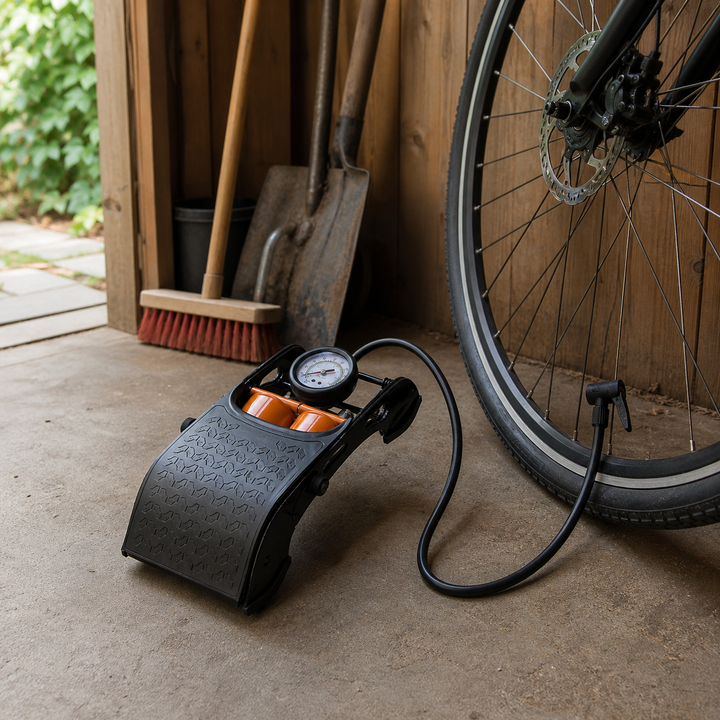 Fodpumpe med sort slange og ventilhoved