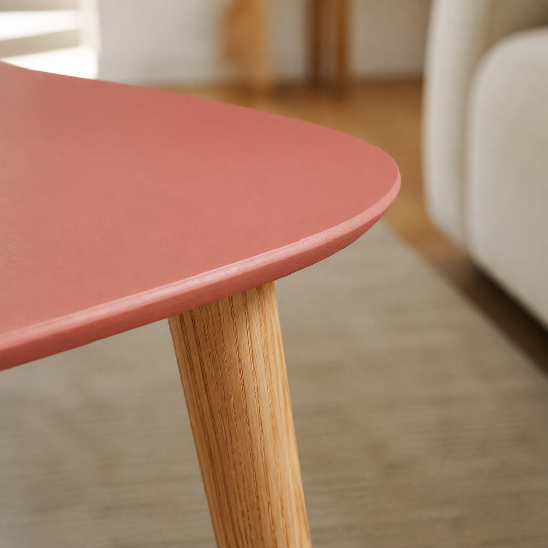 Detalje af endocarp sofabord i antik-pink MDF og naturligt asketræ