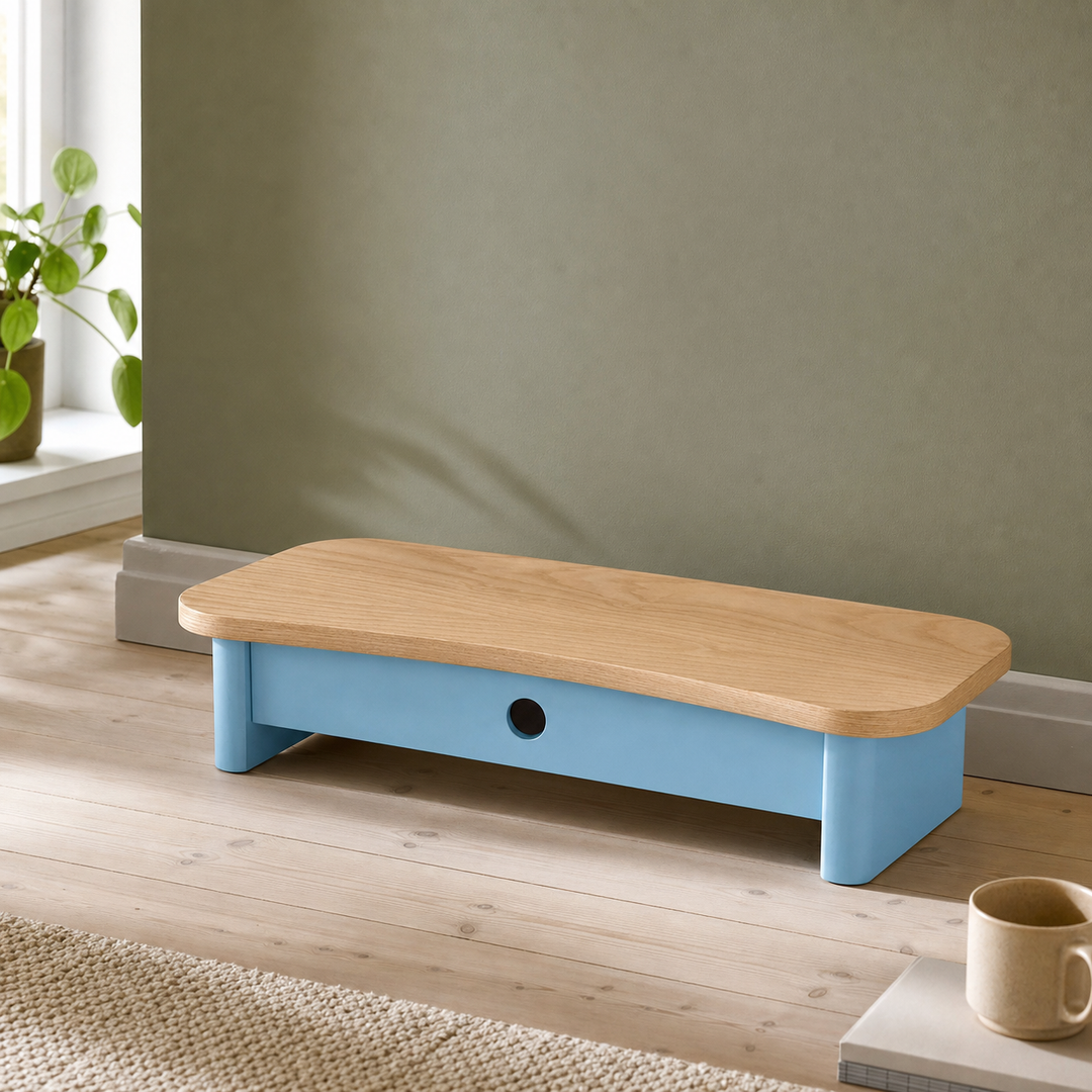 Monitorskærmstativ i askefinér og Gentle Blue set fra en anden vinkel