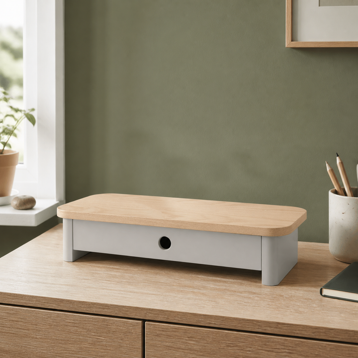 Monitorskærmstativ i askefinér og Pearl Grey set fra en anden vinkel
