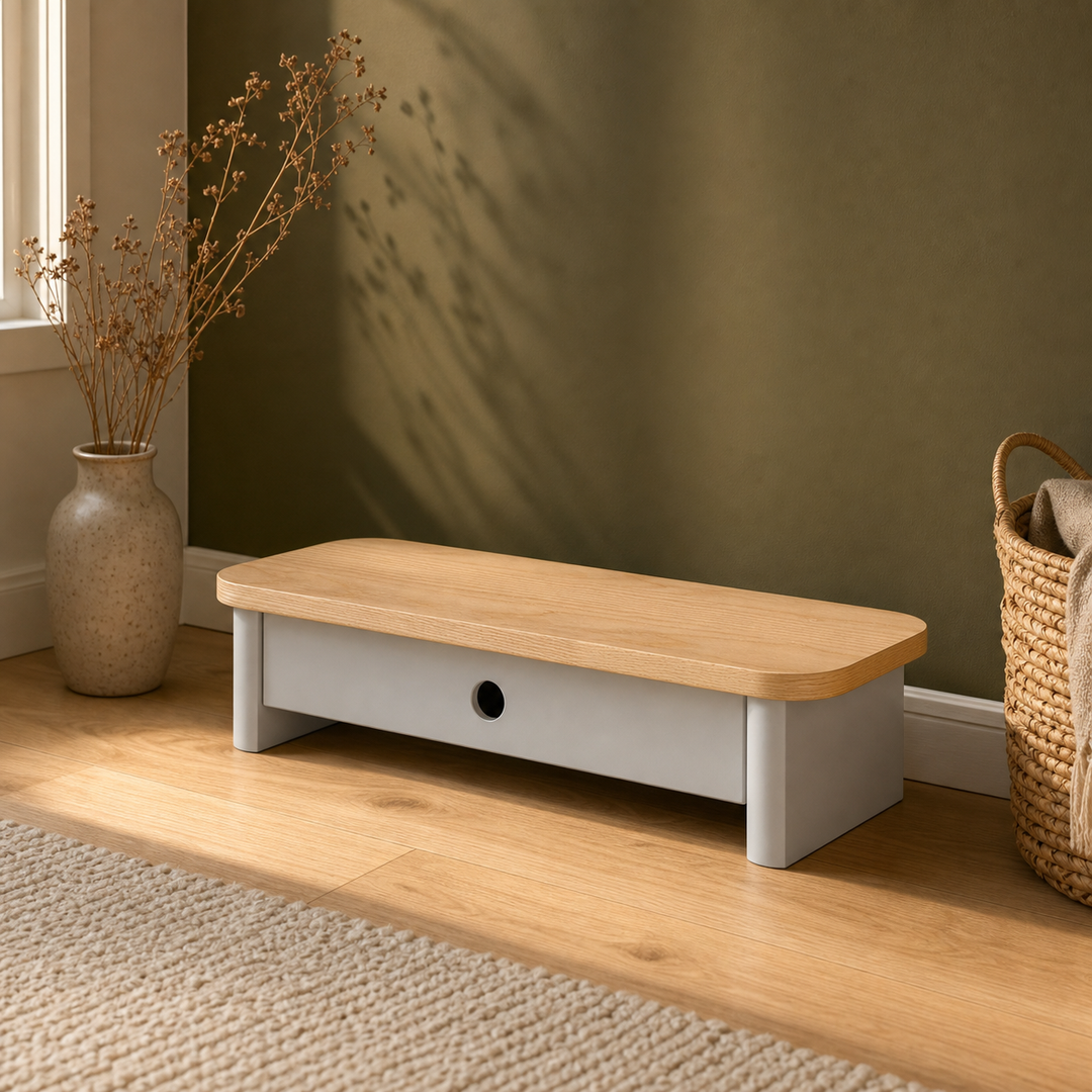 Monitorskærmstativ i askefinér og Pearl Grey mod dyb featurevæg i dagslys