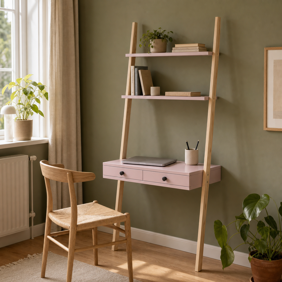 LENO stigeskrivebord i asketræ og pink i alternativ dansk indretning