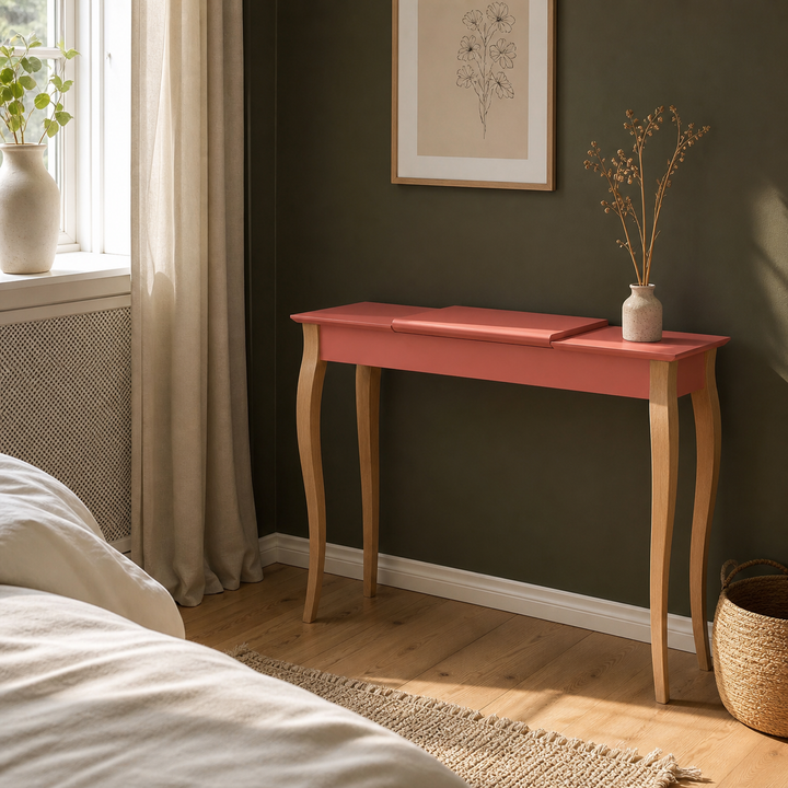 LILLO-sminkebord med antik pink borddel og naturfarvede ben i varmt sen eftermiddagslys