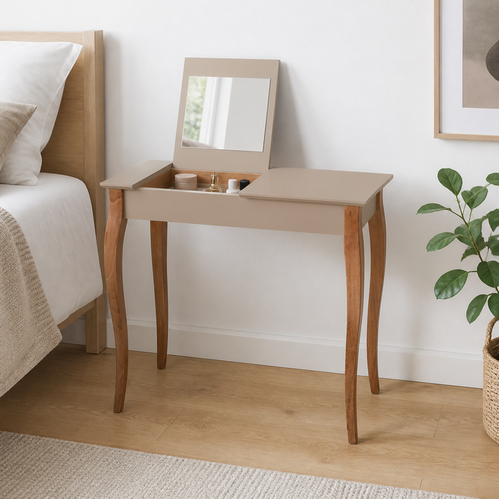 LILLO-sminkebord med brunbeige borddel og naturfarvede ben med åbent spejl og opbevaring vist