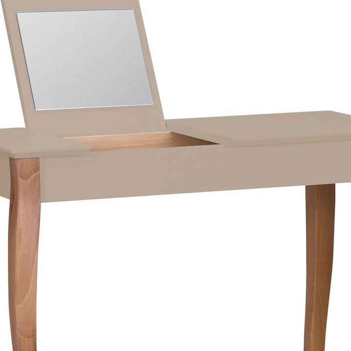 Detalje af spejl, opbevaring og materialer på LILLO-sminkebord med brunbeige borddel og naturfarvede ben