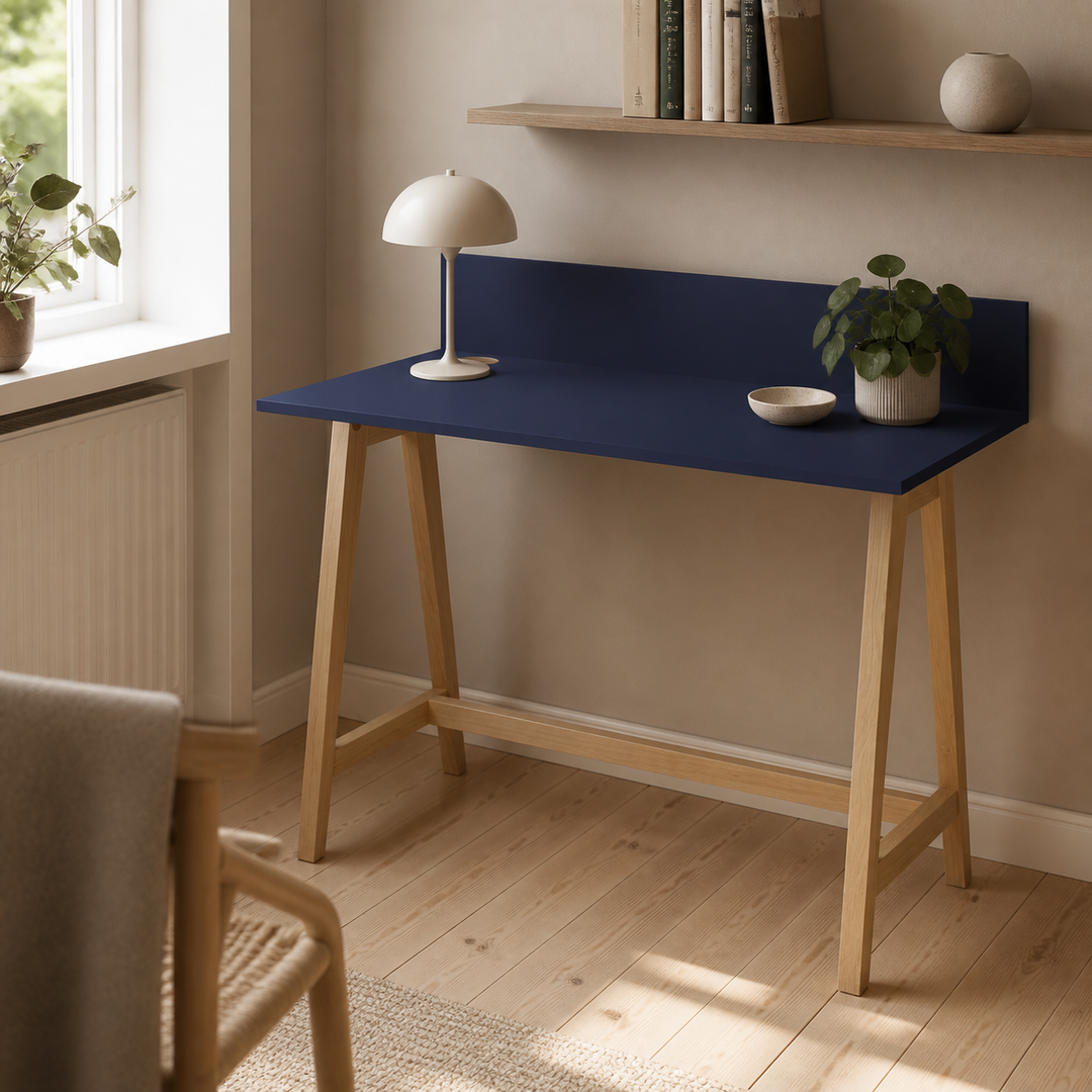 Marineblå LUKA skrivebord lukket i hjemmekontor