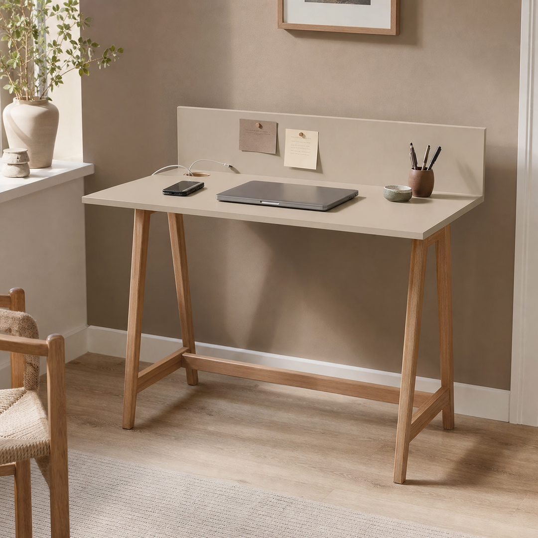Kabelåbning og bagpanel på brunbeige LUKA skrivebord