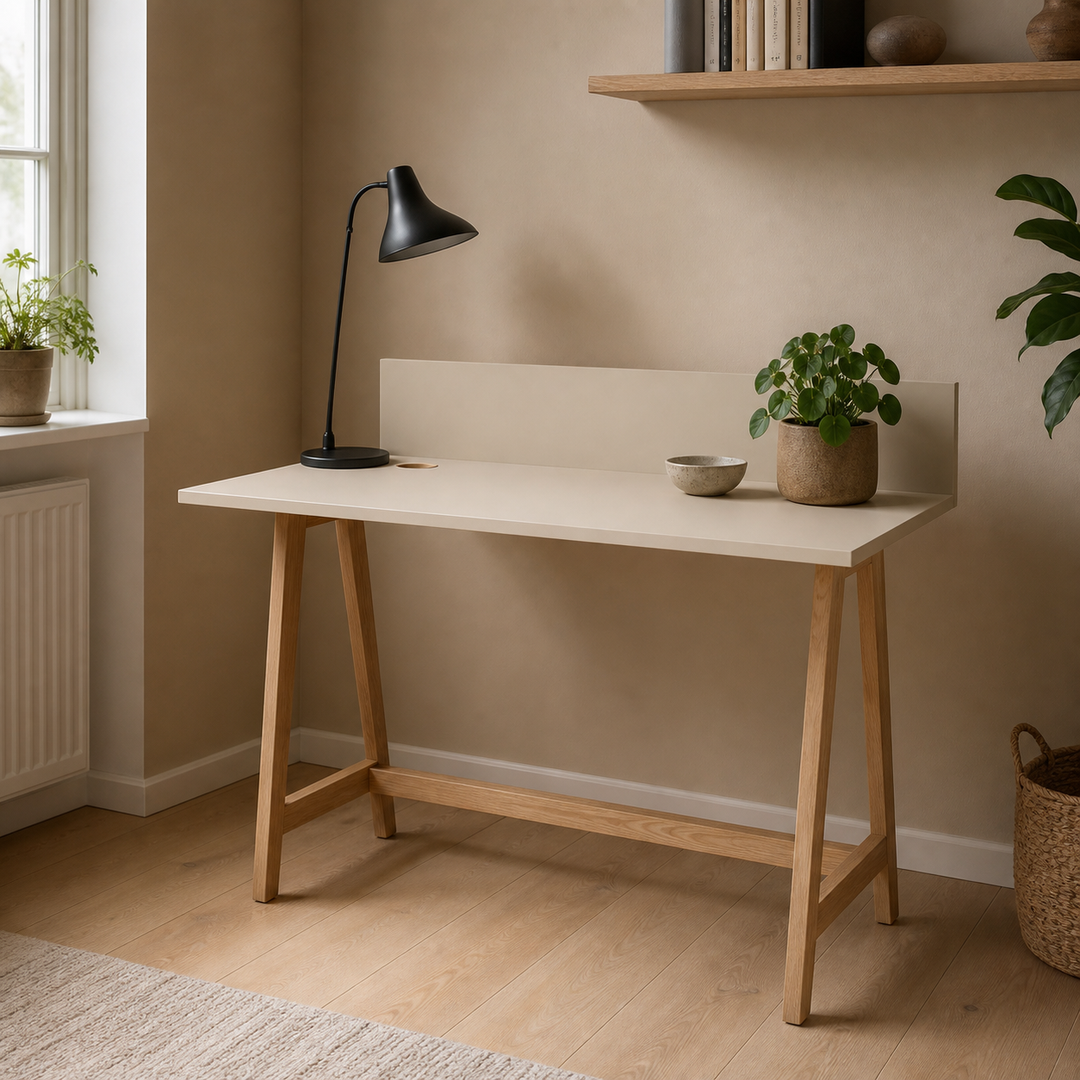 Brunbeige LUKA skrivebord lukket i hjemmekontor