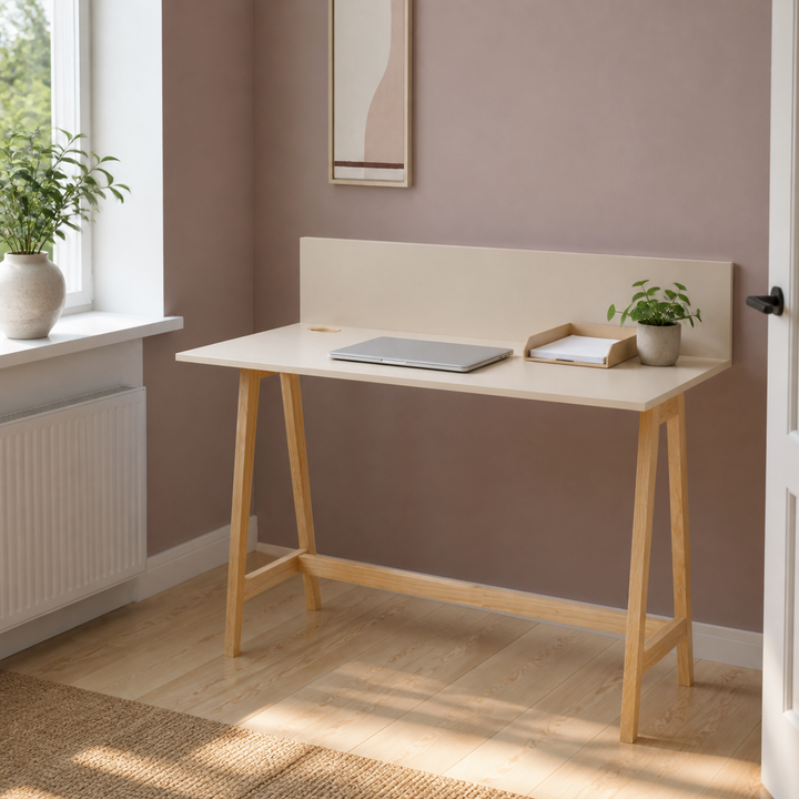 LUKA skrivebord i brunbeige set fra en anden vinkel