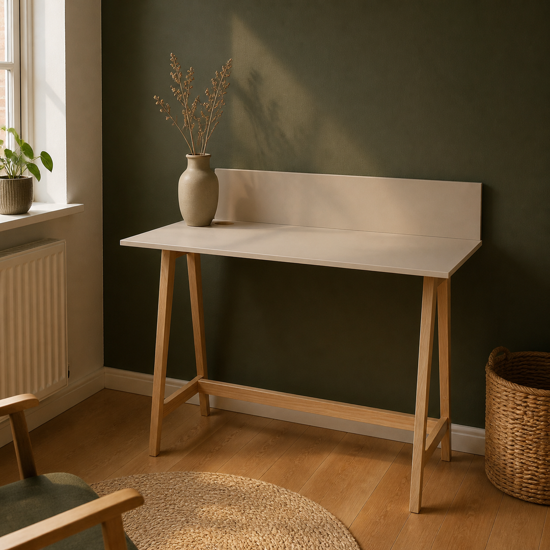 Brunbeige LUKA skrivebord i varmt sent dagslys