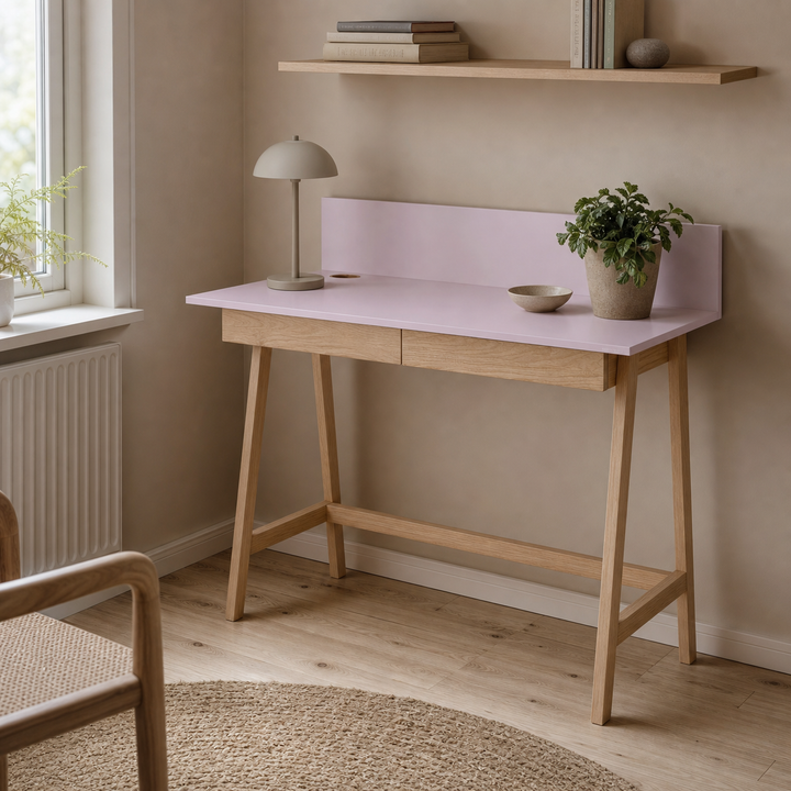 Pink LUKA skrivebord lukket i hjemmekontor