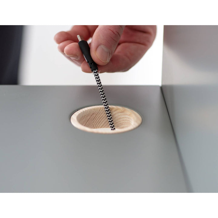 Kabelåbning og bagpanel på kridhvid LUKA skrivebord
