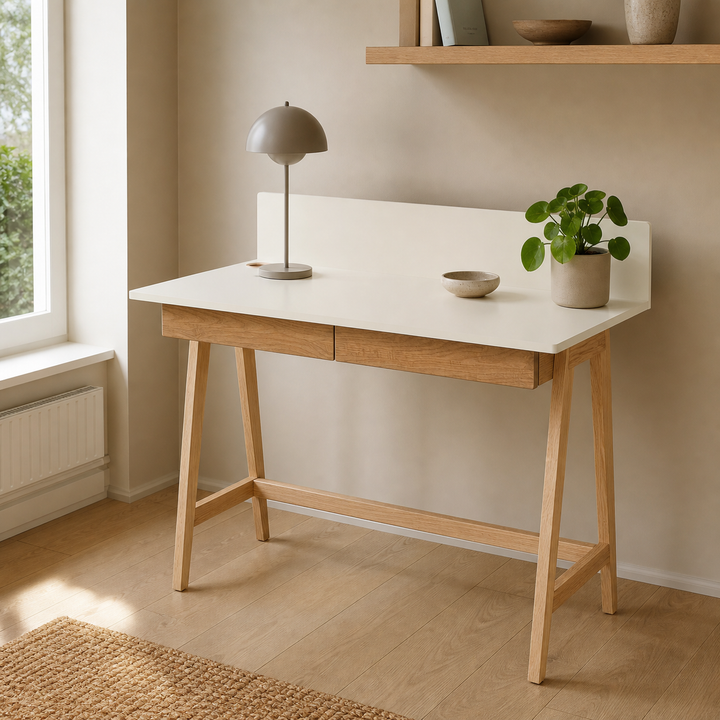 Kridhvid LUKA skrivebord lukket i hjemmekontor