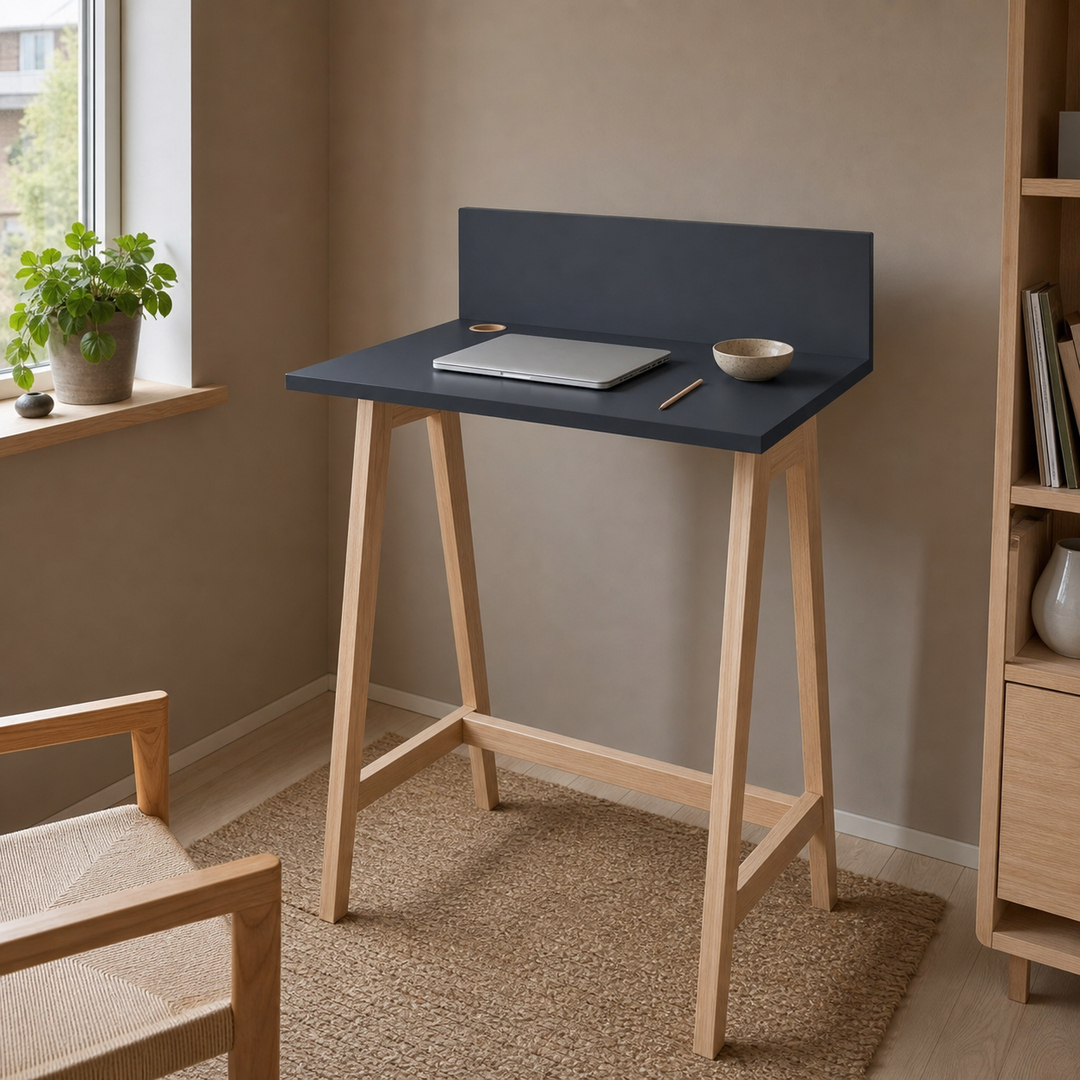grafit LUKA-skrivebord på 65 cm i beboet dansk hjemmekontor