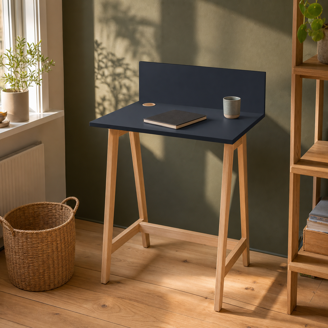 grafit LUKA-skrivebord i varmt sent eftermiddagsdagslys