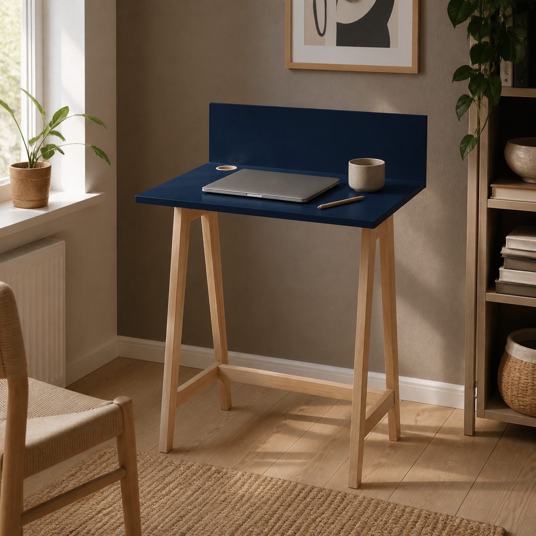 marineblå LUKA-skrivebord på 65 cm i beboet dansk hjemmekontor
