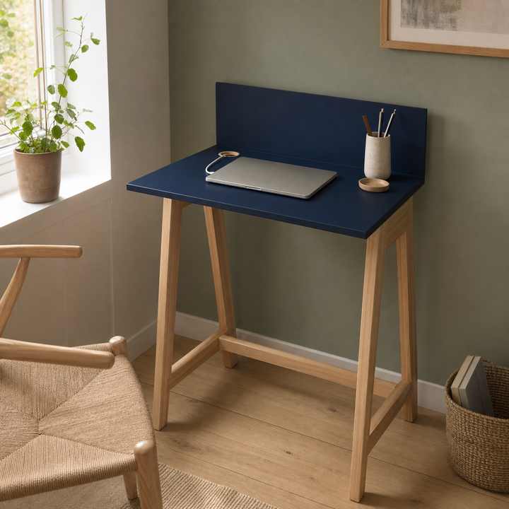 marineblå LUKA-skrivebord med kabelåbning og forhøjet bagpanel
