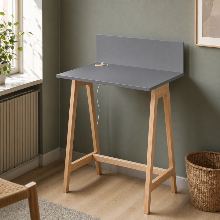 mørkegrå LUKA-skrivebord med kabelåbning og forhøjet bagpanel