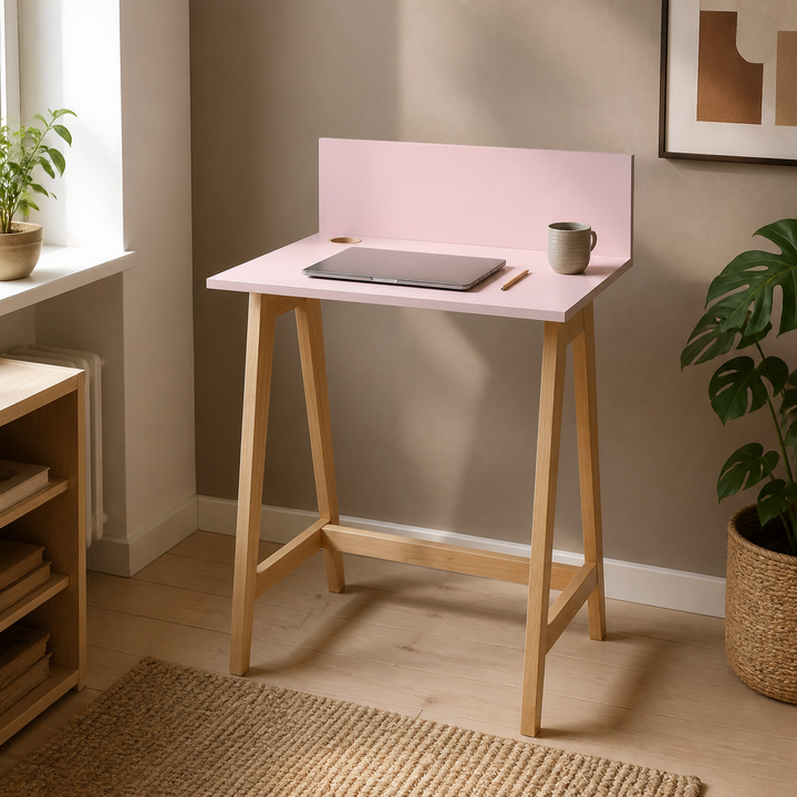 støvet pink LUKA-skrivebord på 65 cm i beboet dansk hjemmekontor