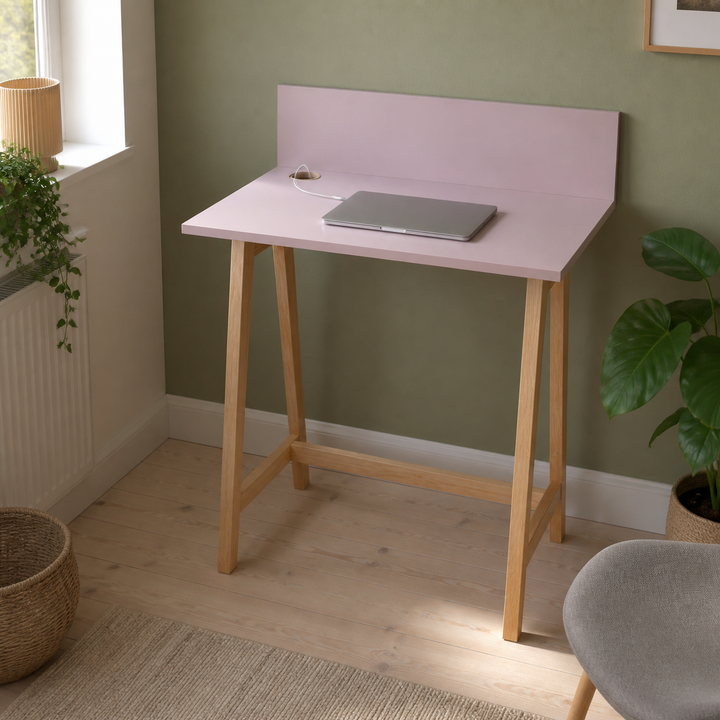 støvet pink LUKA-skrivebord med kabelåbning og forhøjet bagpanel