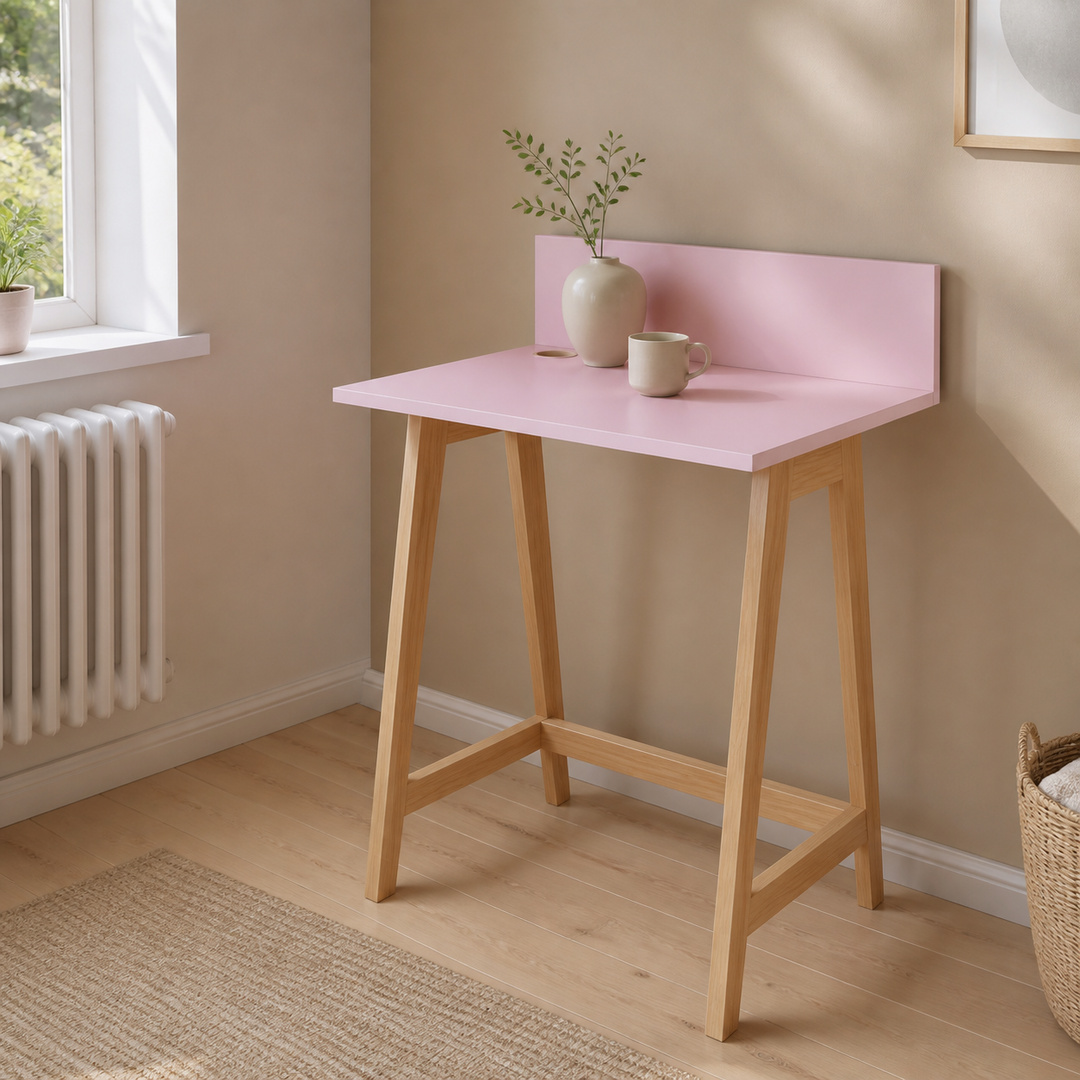 støvet pink LUKA-skrivebord set fra en anden vinkel i hjemmekontoret