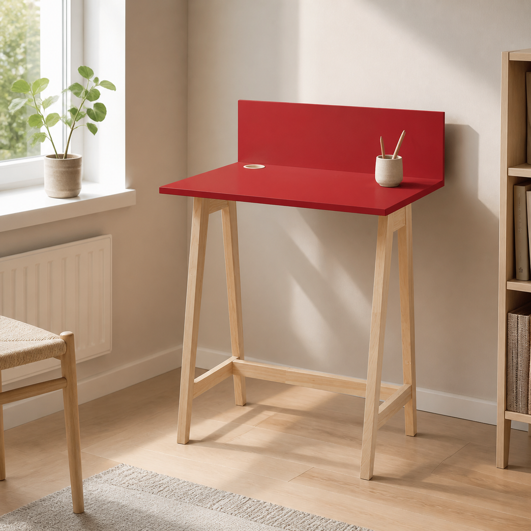 rød LUKA-skrivebord set fra en anden vinkel i hjemmekontoret