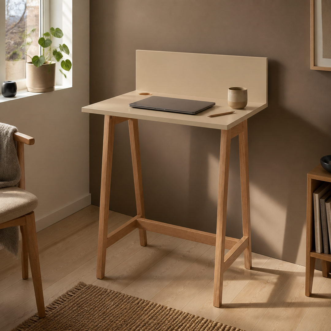 brunbeige LUKA-skrivebord på 65 cm i beboet dansk hjemmekontor
