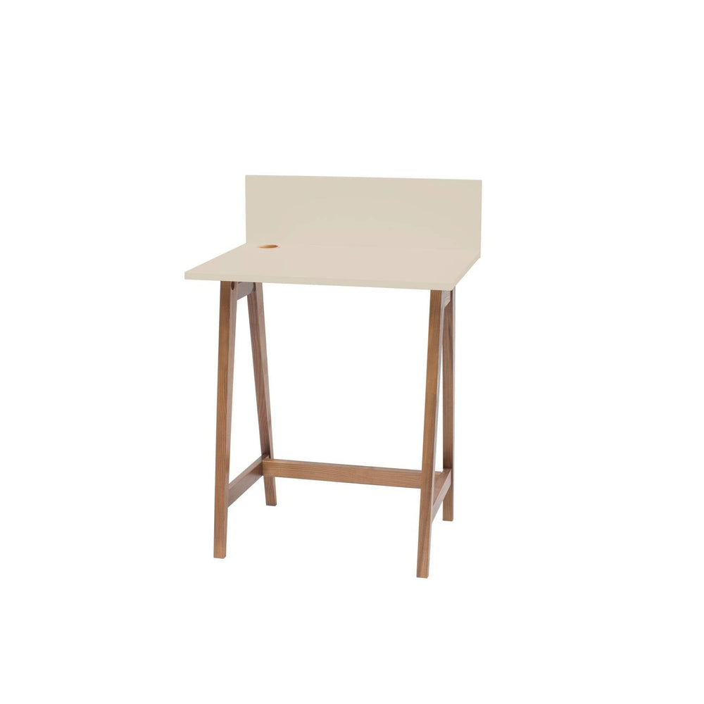 brunbeige LUKA-skrivebord med ben i naturligt asketræ på hvid baggrund