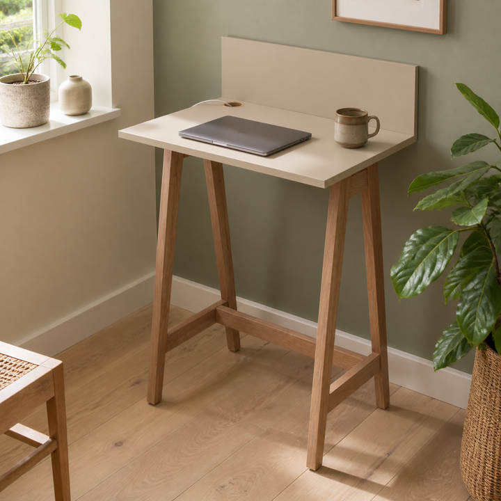 brunbeige LUKA-skrivebord med kabelåbning og forhøjet bagpanel
