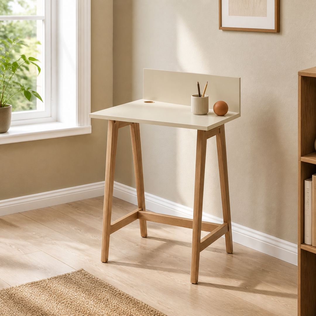brunbeige LUKA-skrivebord set fra en anden vinkel i hjemmekontoret