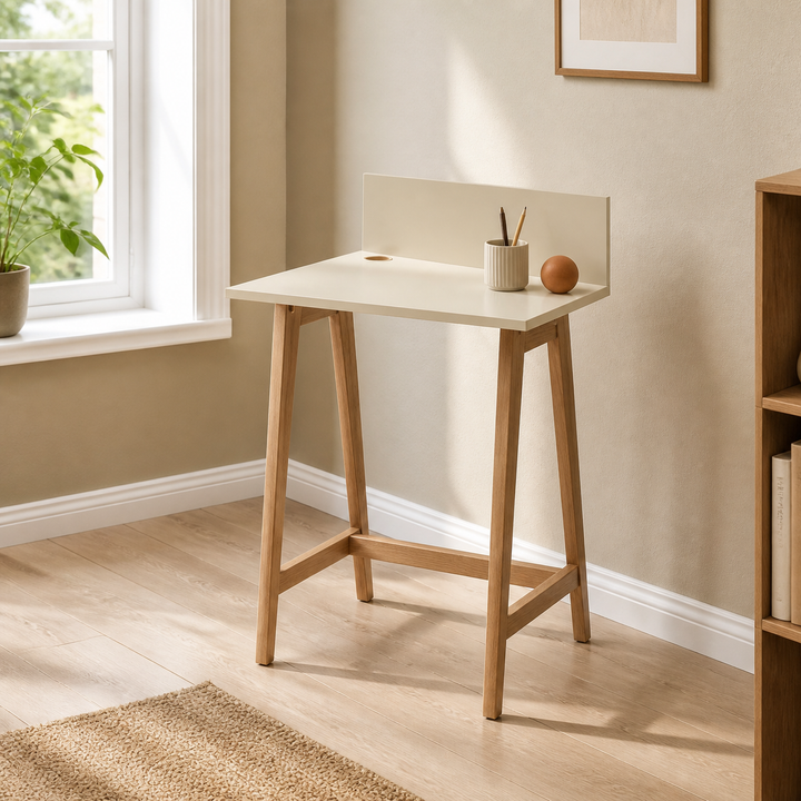 brunbeige LUKA-skrivebord set fra en anden vinkel i hjemmekontoret