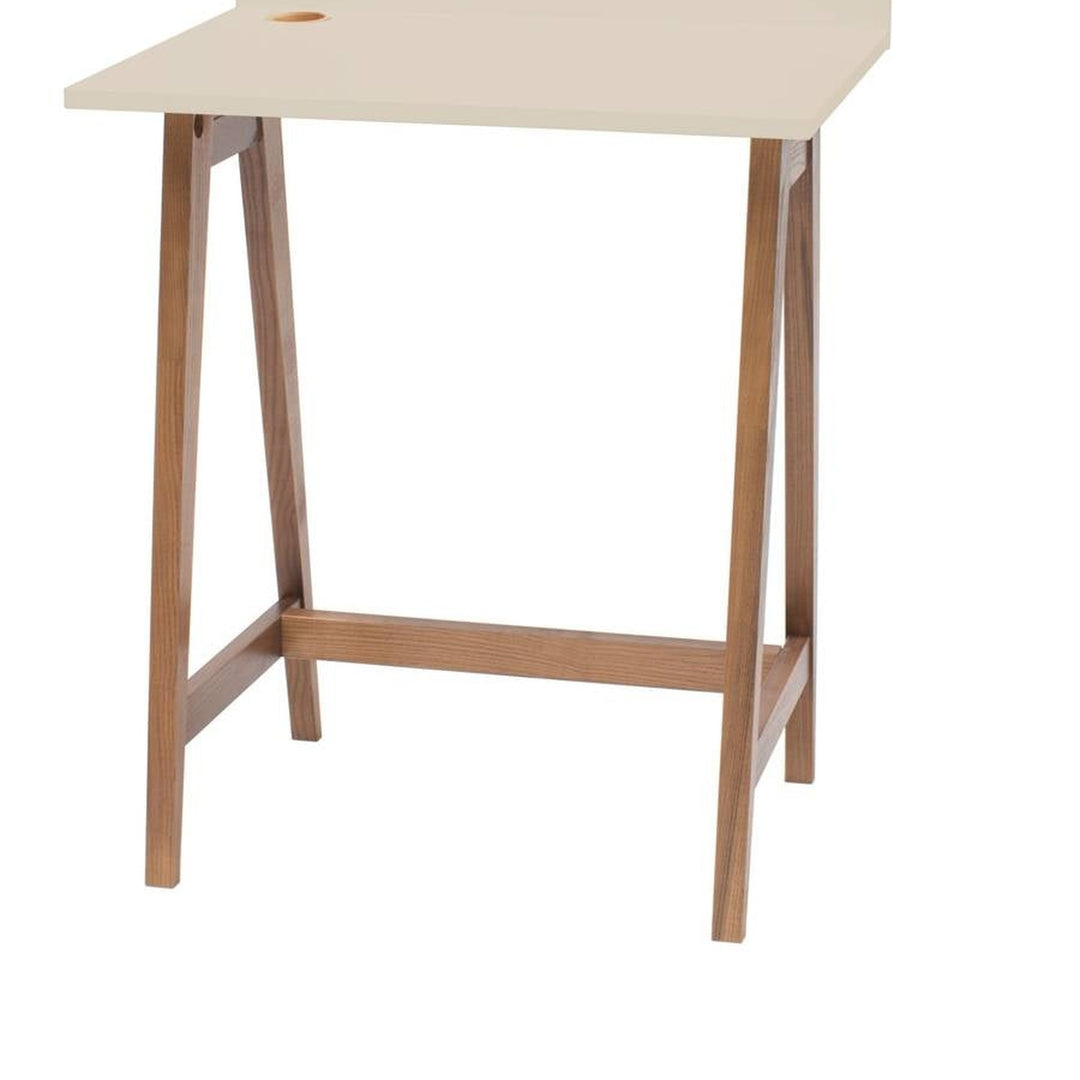 Detalje af brunbeige MDF-bordplade og ben i asketræ