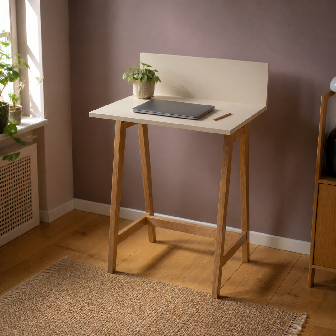 brunbeige LUKA-skrivebord i en varm dansk arbejdsplads