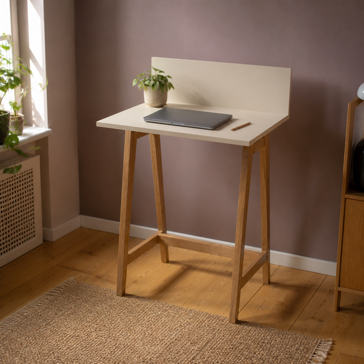 brunbeige LUKA-skrivebord i en varm dansk arbejdsplads