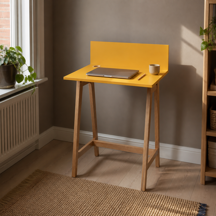 gul LUKA-skrivebord på 65 cm i beboet dansk hjemmekontor